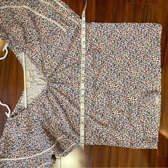 LOFT Floral colorful Flutter Sleeve Blouse - Picture 5 of 8
